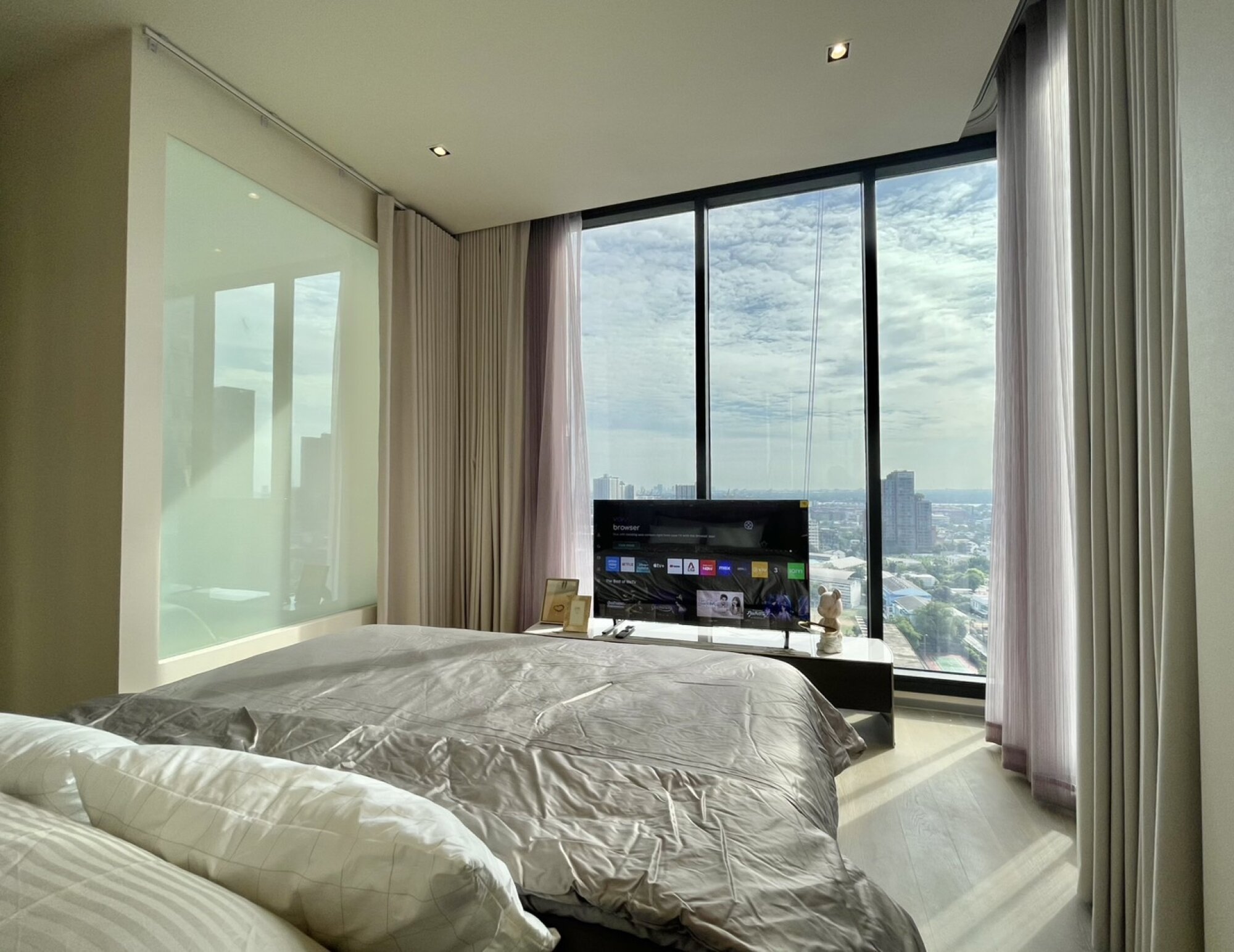 Luxurious 2-bedroom condo for rent at Hyde Heritage Thonglor, 80 sqm on the 21st floor, fully furnished, near BTS Thonglor. Rent: 130,000 THB/month