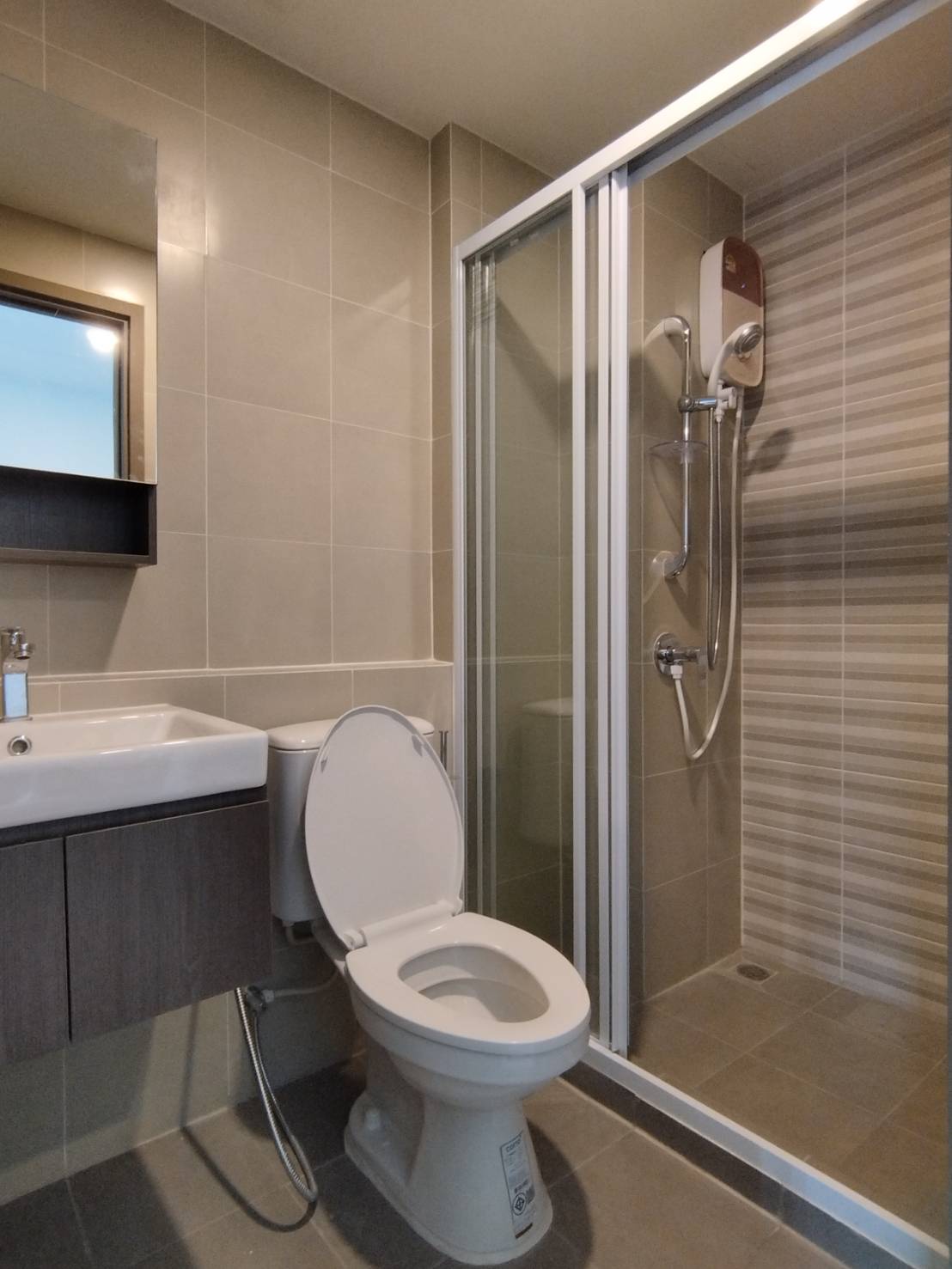 Modern 1-bedroom condo for rent at Aspire Ratchayothin. Fully furnished, east-facing balcony. Prime location near BTS Ratchayothin. Rent 13,000 THB/month