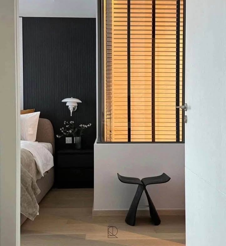 Spacious and modern living room in a 1-bedroom condo at The Strand Thonglor, featuring floor-to-ceiling windows and elegant furniture near BTS Thonglor, Bangkok.