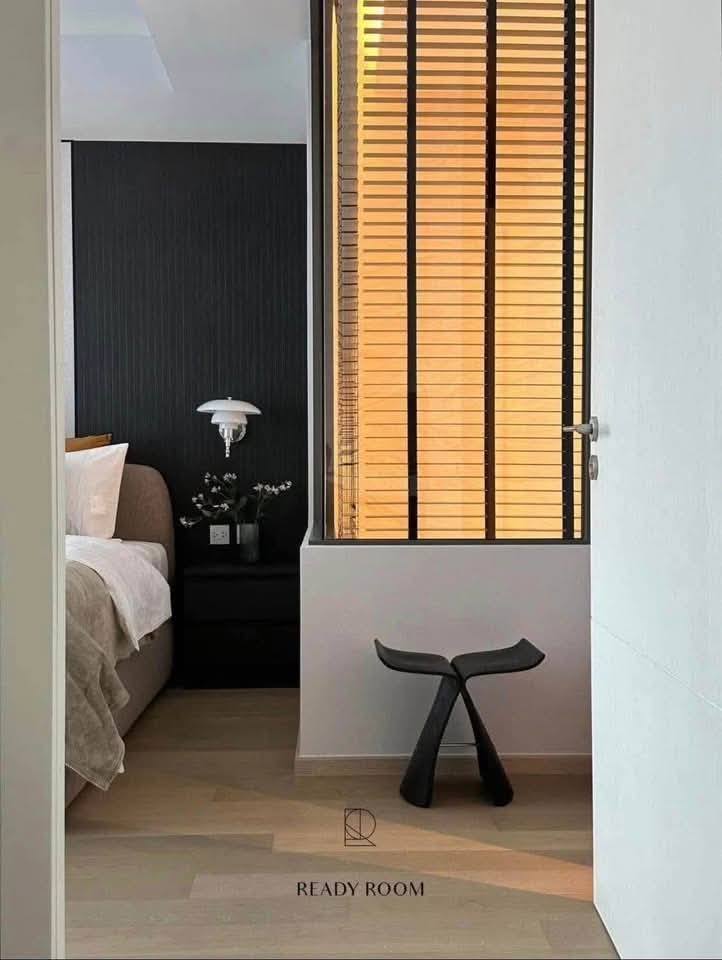 Spacious and modern living room in a 1-bedroom condo at The Strand Thonglor, featuring floor-to-ceiling windows and elegant furniture near BTS Thonglor, Bangkok.