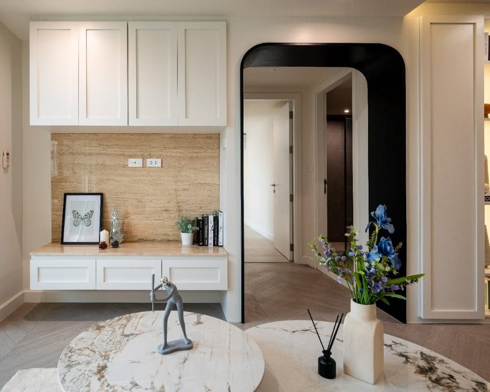 Top-floor corner unit at Le Nice Ekamai featuring a spacious 3-bedroom layout, modern western kitchen with island, and panoramic city views.