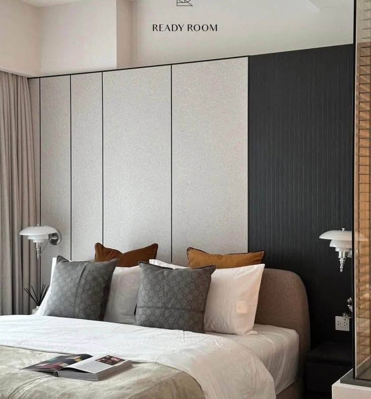 Spacious and modern living room in a 1-bedroom condo at The Strand Thonglor, featuring floor-to-ceiling windows and elegant furniture near BTS Thonglor, Bangkok.