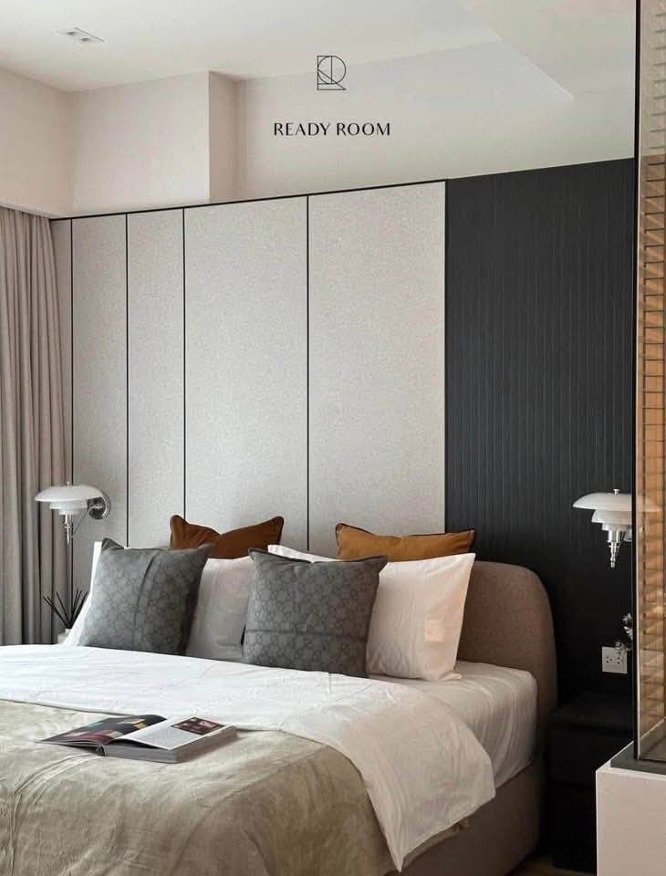 Spacious and modern living room in a 1-bedroom condo at The Strand Thonglor, featuring floor-to-ceiling windows and elegant furniture near BTS Thonglor, Bangkok.