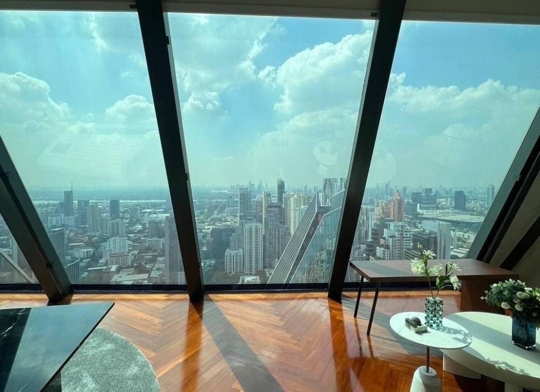 Spacious living room with floor-to-ceiling windows and panoramic city views in a luxury 3-bedroom condo at Marque Sukhumvit 39, Bangkok.