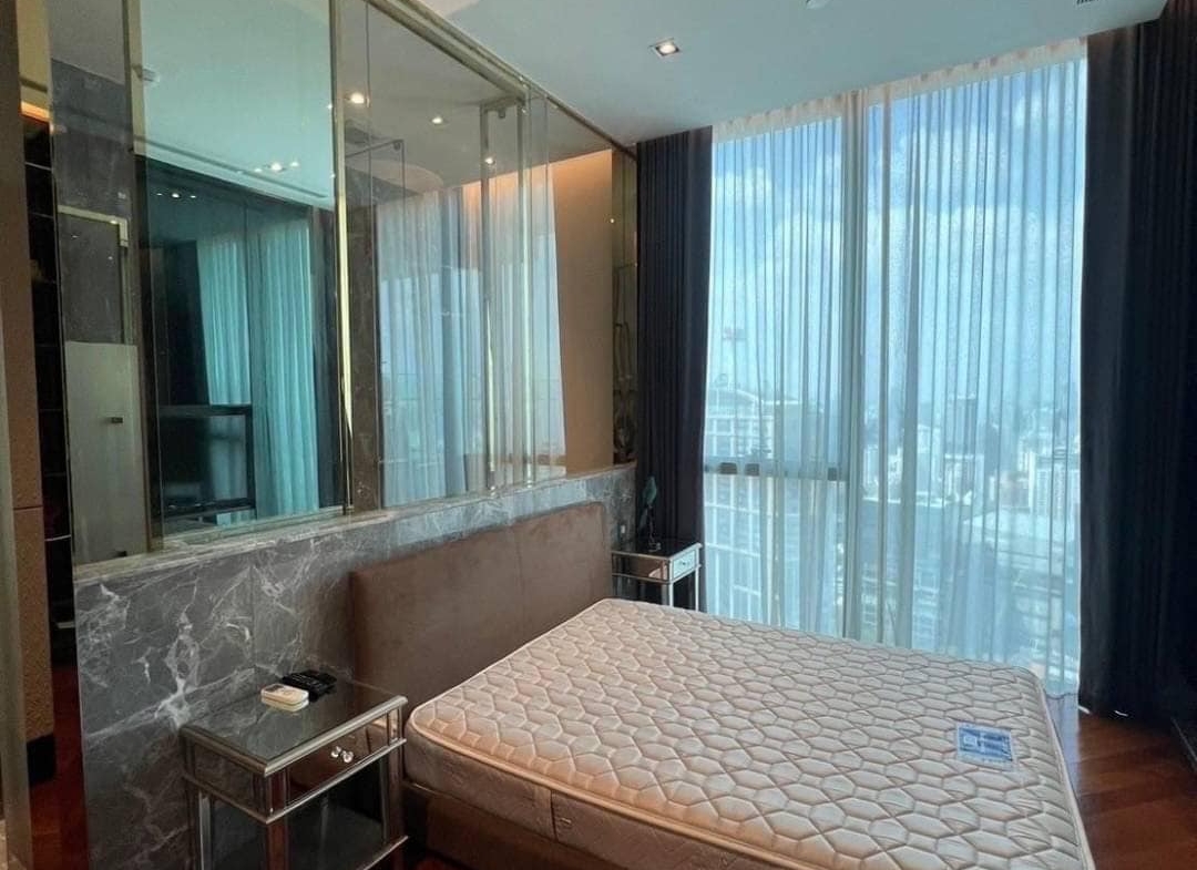 Spacious living room with floor-to-ceiling windows and panoramic city views in a luxury 3-bedroom condo at Marque Sukhumvit 39, Bangkok.