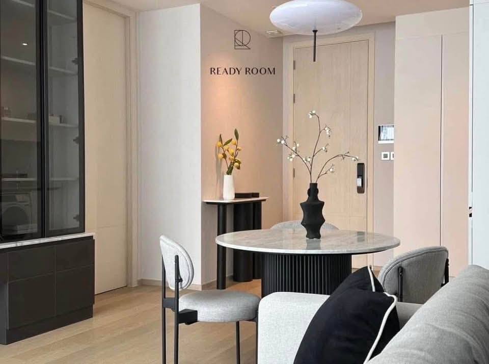 Spacious and modern living room in a 1-bedroom condo at The Strand Thonglor, featuring floor-to-ceiling windows and elegant furniture near BTS Thonglor, Bangkok.