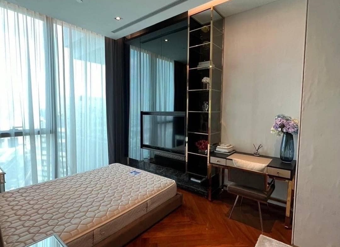Spacious living room with floor-to-ceiling windows and panoramic city views in a luxury 3-bedroom condo at Marque Sukhumvit 39, Bangkok.