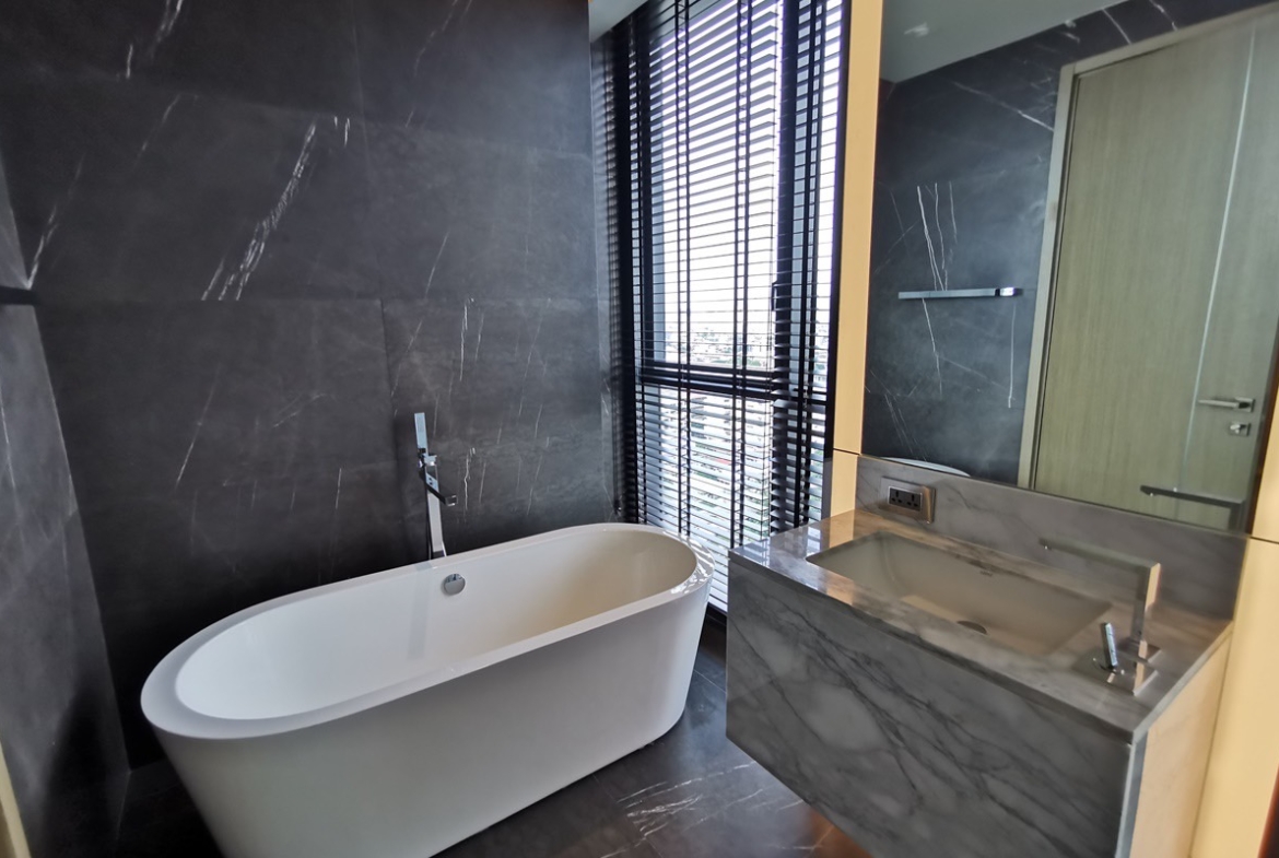 Luxury 2-bed, 3-bath 125 sqm condo at The Monument Thonglor. Pet-friendly, high floor, world-class amenities. For rent at ฿150,000/month. Contact us today!