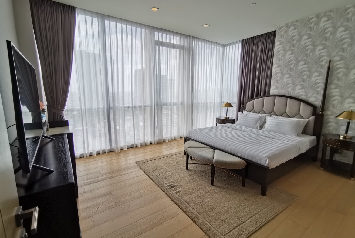 Luxury 2-bed, 3-bath 125 sqm condo at The Monument Thonglor. Pet-friendly, high floor, world-class amenities. For rent at ฿150,000/month. Contact us today!