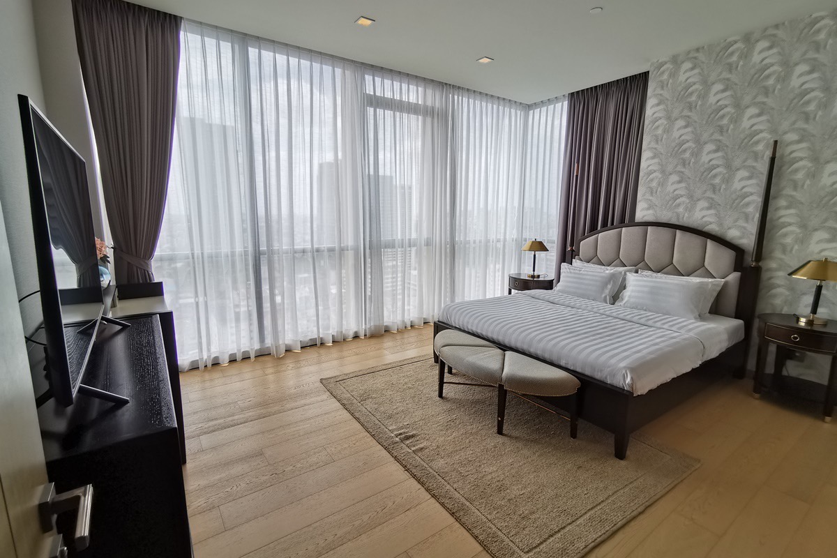 Luxury 2-bed, 3-bath 125 sqm condo at The Monument Thonglor. Pet-friendly, high floor, world-class amenities. For rent at ฿150,000/month. Contact us today!