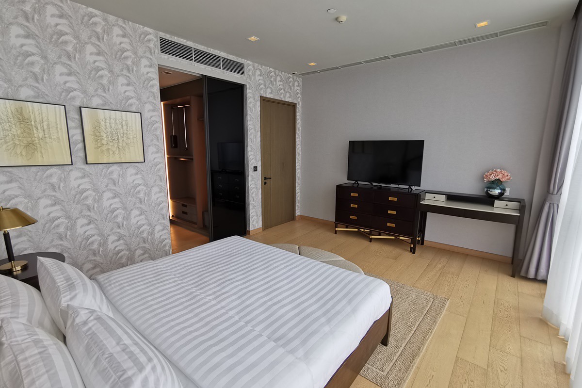 Luxury 2-bed, 3-bath 125 sqm condo at The Monument Thonglor. Pet-friendly, high floor, world-class amenities. For rent at ฿150,000/month. Contact us today!