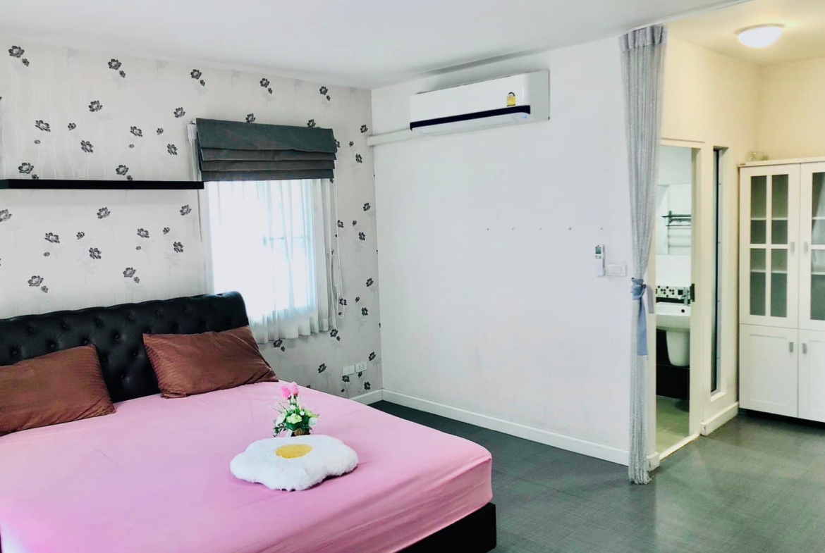 Spacious 3-bed, 4-bath detached house for rent in Bangna, 220 sqm, newly renovated with full furnishings. Located in Siwalee Bangna project. Rent: 39,500 THB/month.