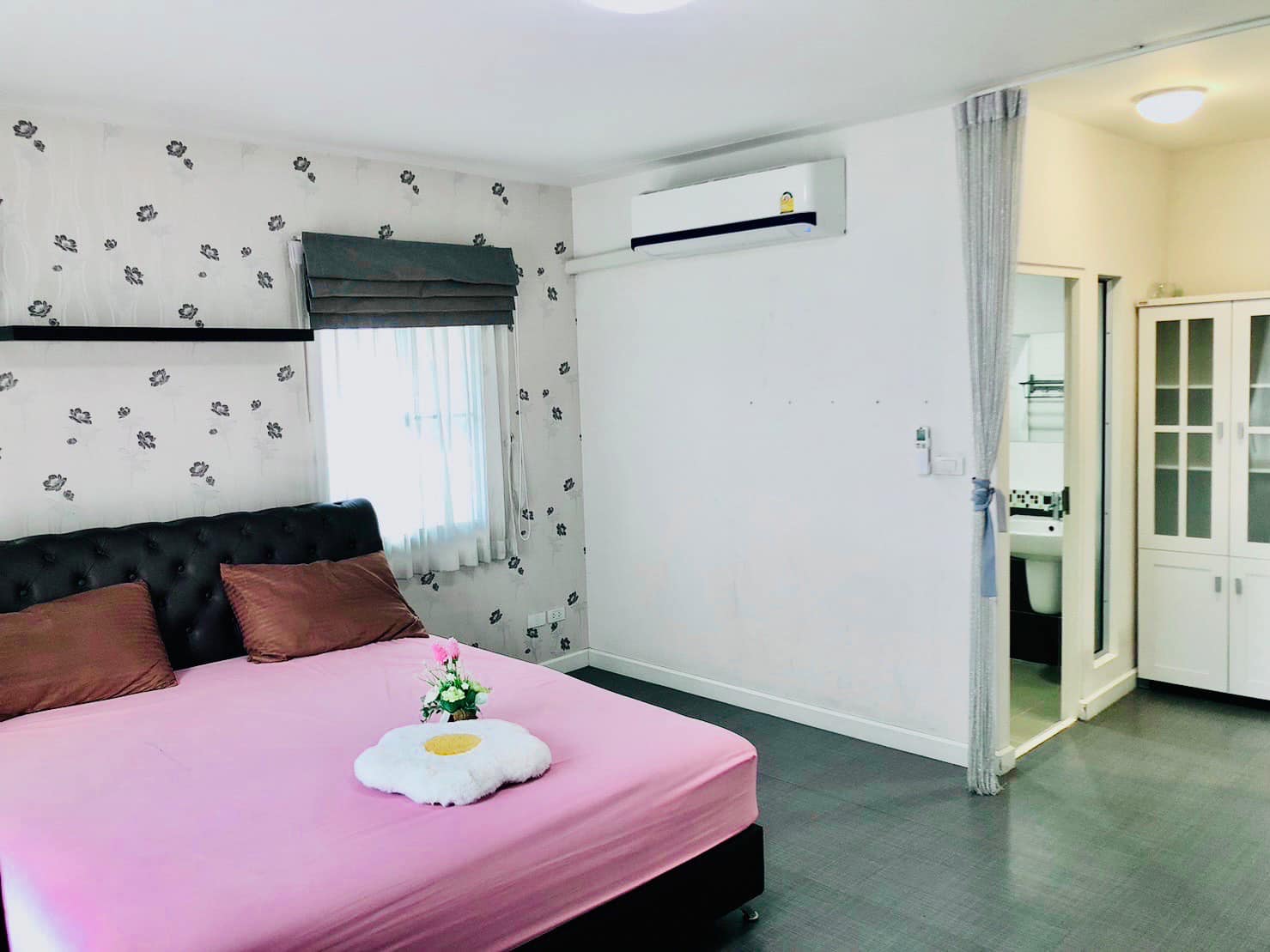 Spacious 3-bed, 4-bath detached house for rent in Bangna, 220 sqm, newly renovated with full furnishings. Located in Siwalee Bangna project. Rent: 39,500 THB/month.