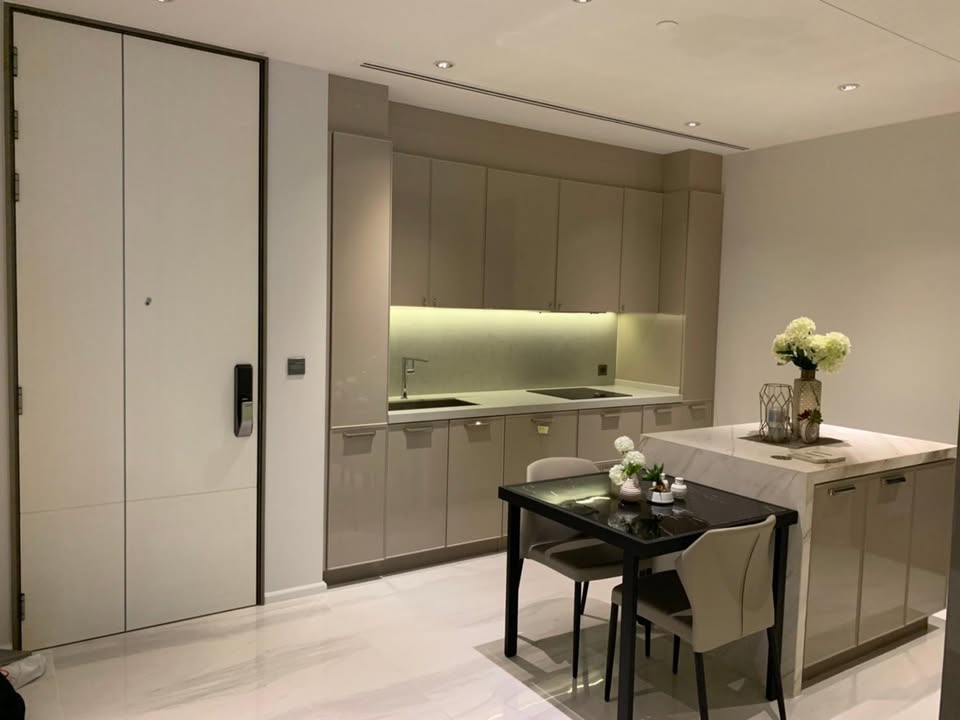 Luxury 2-bedroom condo for rent @ Kraam Sukhumvit 26. Fully furnished 111 sqm, high-end facilities, prime location near BTS Phrom Phong. Rent: 125,000 THB/month