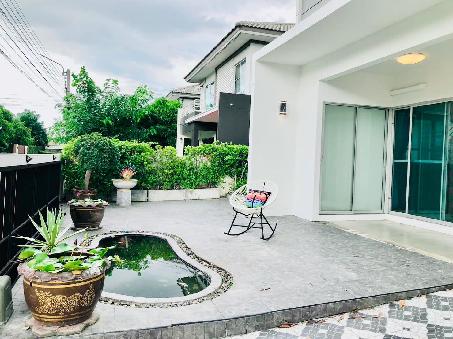 Spacious 3-bed, 4-bath detached house for rent in Bangna, 220 sqm, newly renovated with full furnishings. Located in Siwalee Bangna project. Rent: 39,500 THB/month.