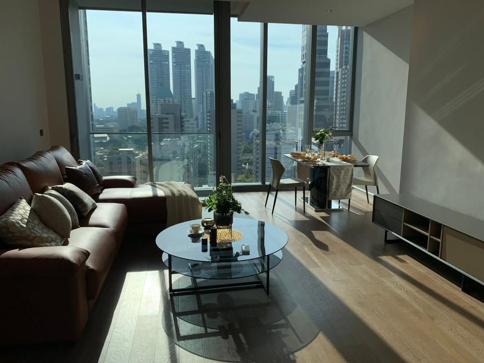 Luxury 2-bedroom condo for rent @ Kraam Sukhumvit 26. Fully furnished 111 sqm, high-end facilities, prime location near BTS Phrom Phong. Rent: 125,000 THB/month
