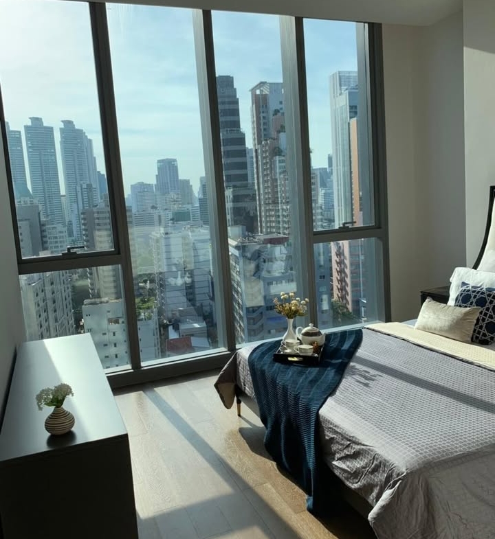 Luxury 2-bedroom condo for rent @ Kraam Sukhumvit 26. Fully furnished 111 sqm, high-end facilities, prime location near BTS Phrom Phong. Rent: 125,000 THB/month