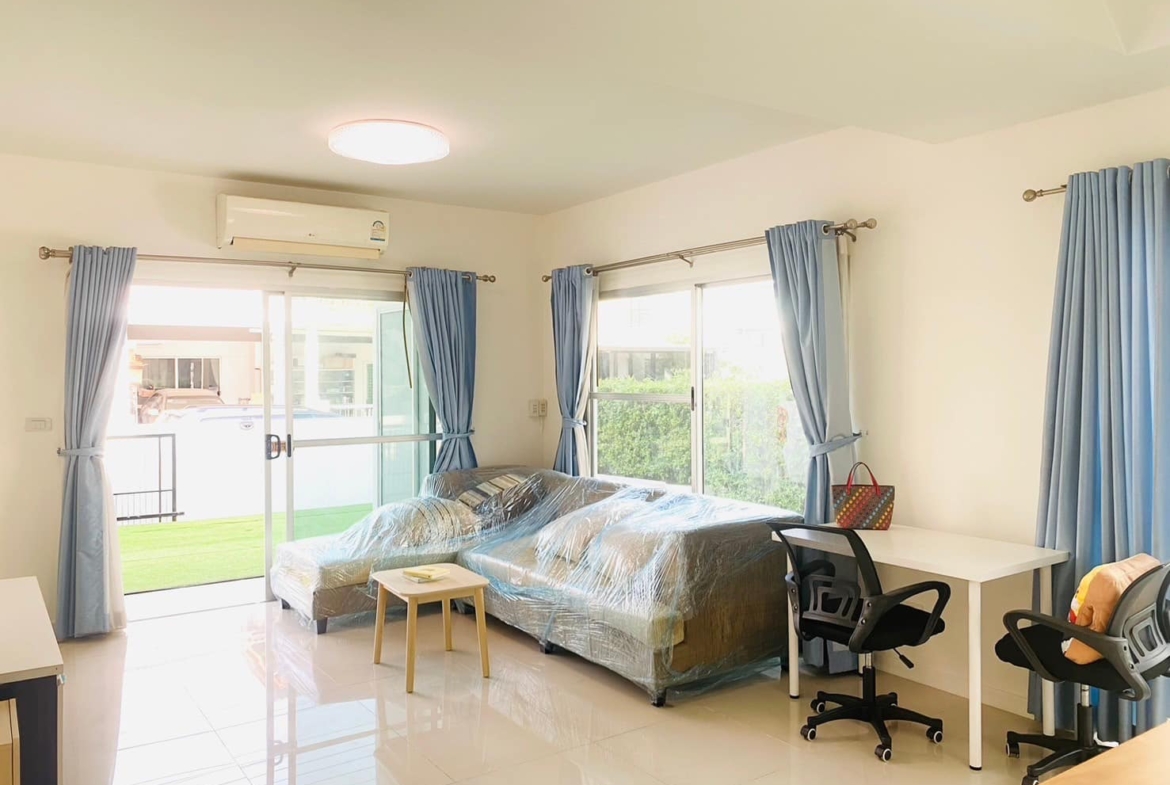 Spacious 3-bed, 4-bath detached house for rent in Bangna, 220 sqm, newly renovated with full furnishings. Located in Siwalee Bangna project. Rent: 39,500 THB/month.