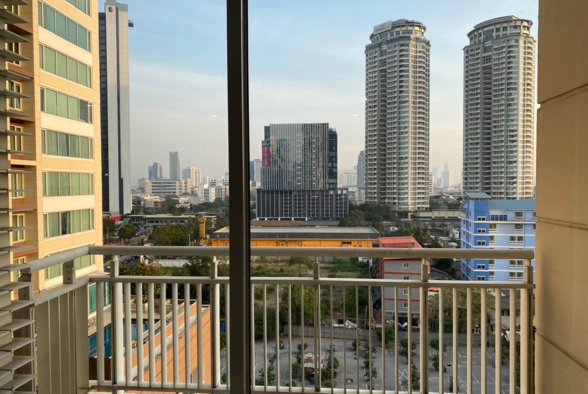 Luxury duplex 2-bed, 2-bath 120 sqm condo at The Empire Place, Sathorn. Pet-friendly, near BTS Chong Nonsi. For rent at ฿60,000/month. Contact us today!