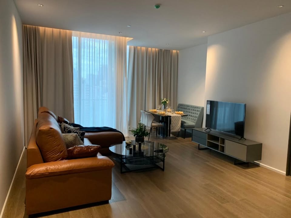 Luxury 2-bedroom condo for rent @ Kraam Sukhumvit 26. Fully furnished 111 sqm, high-end facilities, prime location near BTS Phrom Phong. Rent: 125,000 THB/month