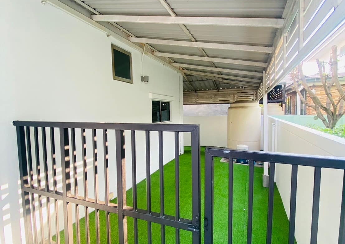 Spacious 3-bed, 4-bath detached house for rent in Bangna, 220 sqm, newly renovated with full furnishings. Located in Siwalee Bangna project. Rent: 39,500 THB/month.
