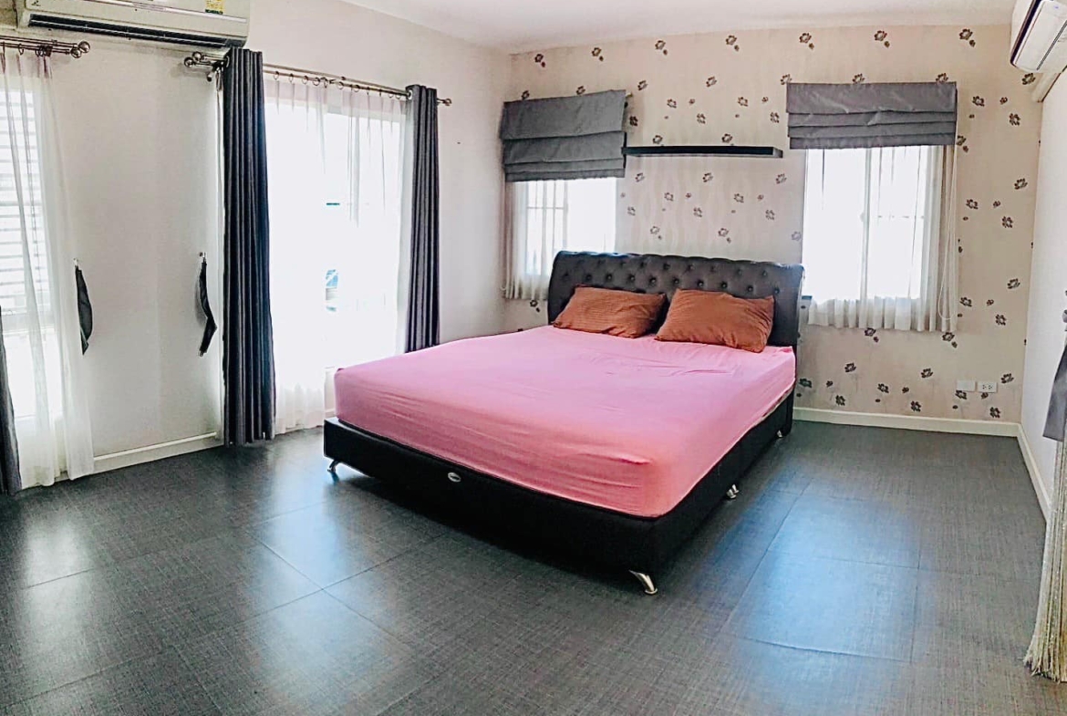 Spacious 3-bed, 4-bath detached house for rent in Bangna, 220 sqm, newly renovated with full furnishings. Located in Siwalee Bangna project. Rent: 39,500 THB/month.