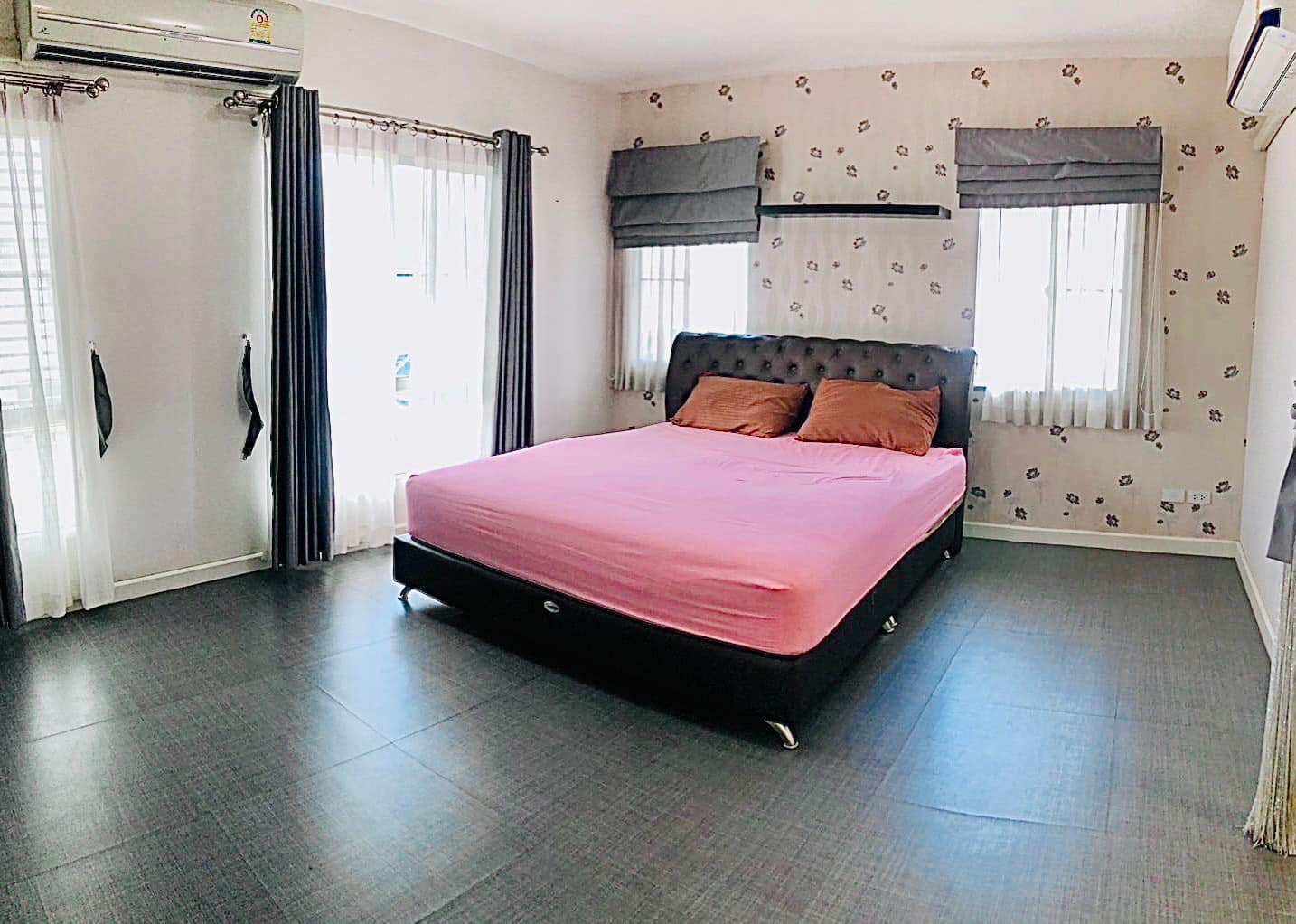 Spacious 3-bed, 4-bath detached house for rent in Bangna, 220 sqm, newly renovated with full furnishings. Located in Siwalee Bangna project. Rent: 39,500 THB/month.