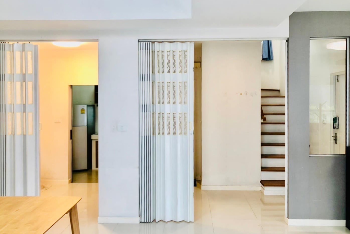 Spacious 3-bed, 4-bath detached house for rent in Bangna, 220 sqm, newly renovated with full furnishings. Located in Siwalee Bangna project. Rent: 39,500 THB/month.