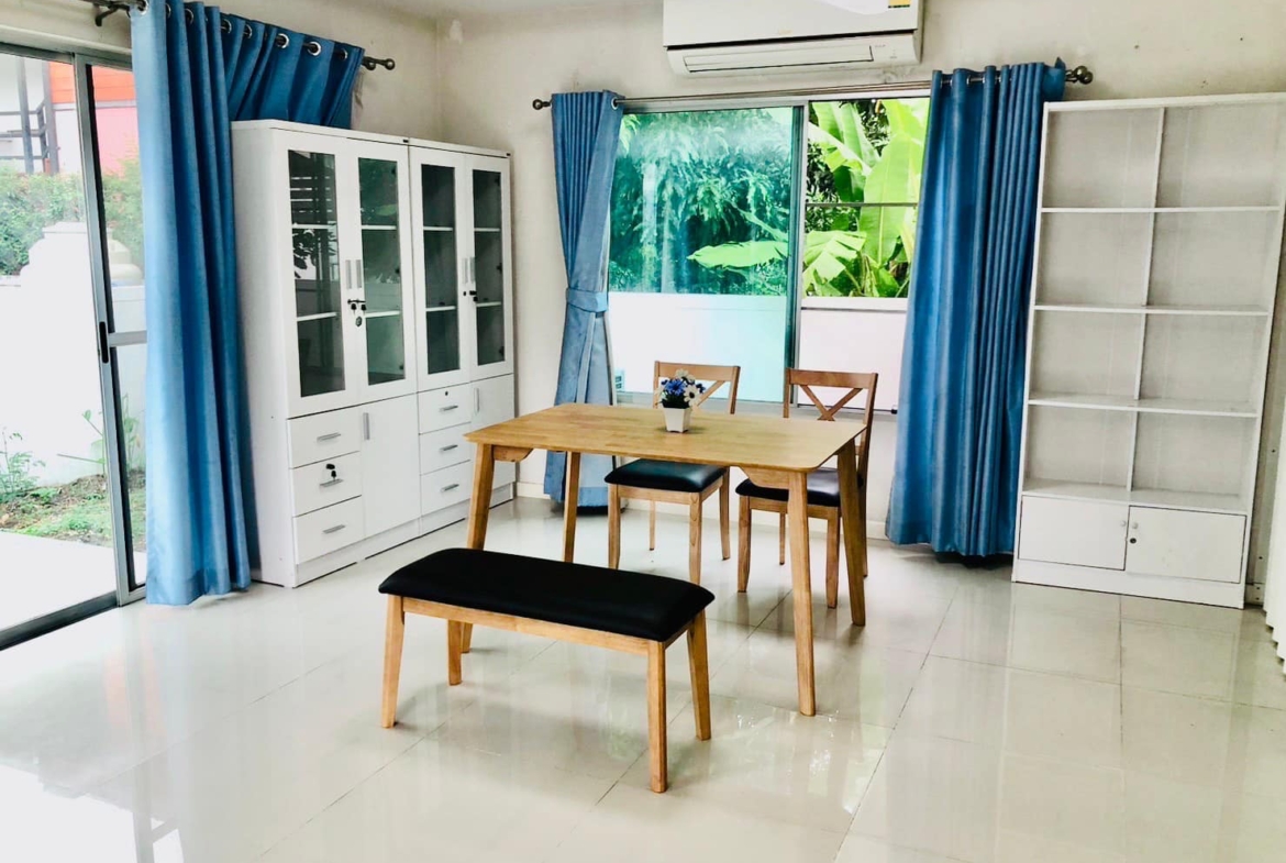 Spacious 3-bed, 4-bath detached house for rent in Bangna, 220 sqm, newly renovated with full furnishings. Located in Siwalee Bangna project. Rent: 39,500 THB/month.