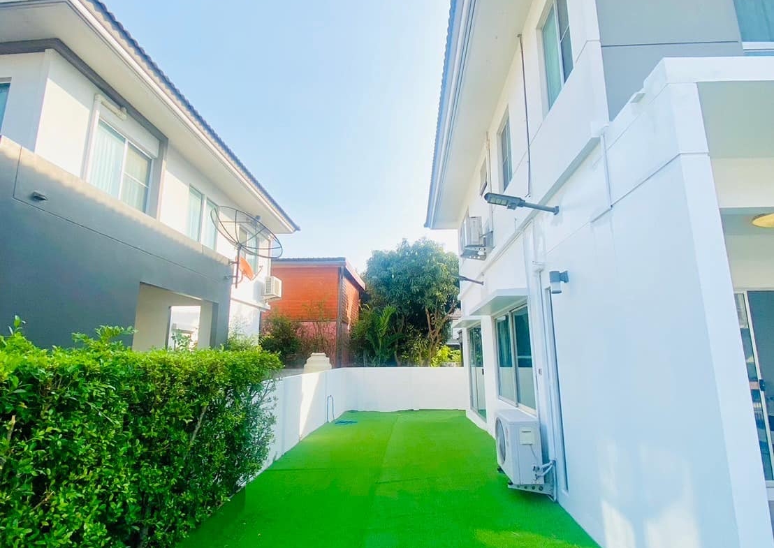 Spacious 3-bed, 4-bath detached house for rent in Bangna, 220 sqm, newly renovated with full furnishings. Located in Siwalee Bangna project. Rent: 39,500 THB/month.