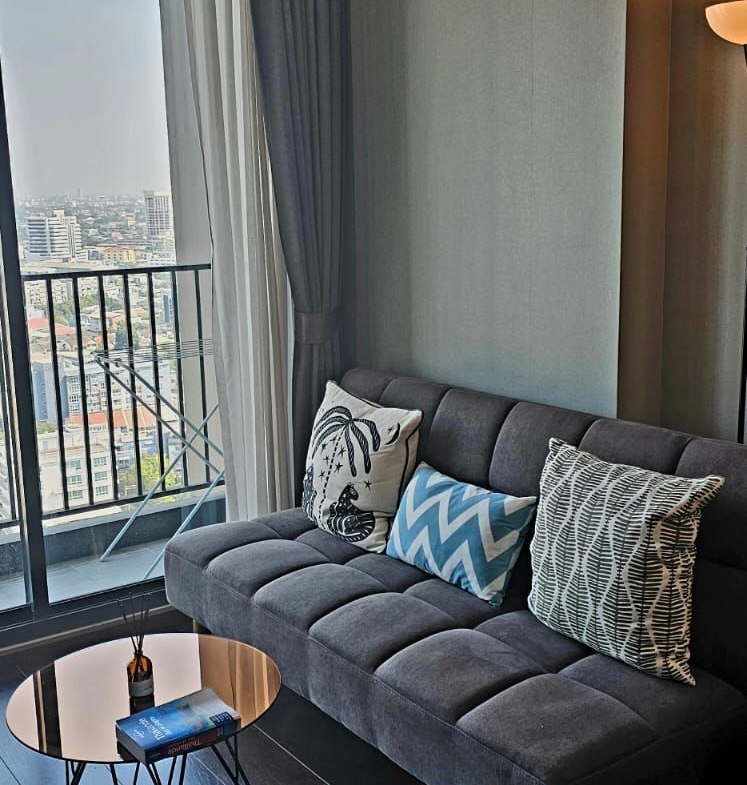 Modern 1-bed, 1-bath, 31 sqm condo at C Ekkamai for sale at ฿4.4M. Prime Ekkamai location with top-tier amenities, pool, gym, and easy access to BTS.