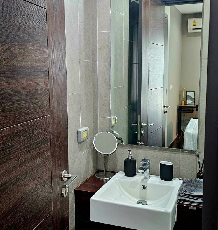 Modern 1-bed, 1-bath, 31 sqm condo at C Ekkamai for sale at ฿4.4M. Prime Ekkamai location with top-tier amenities, pool, gym, and easy access to BTS.