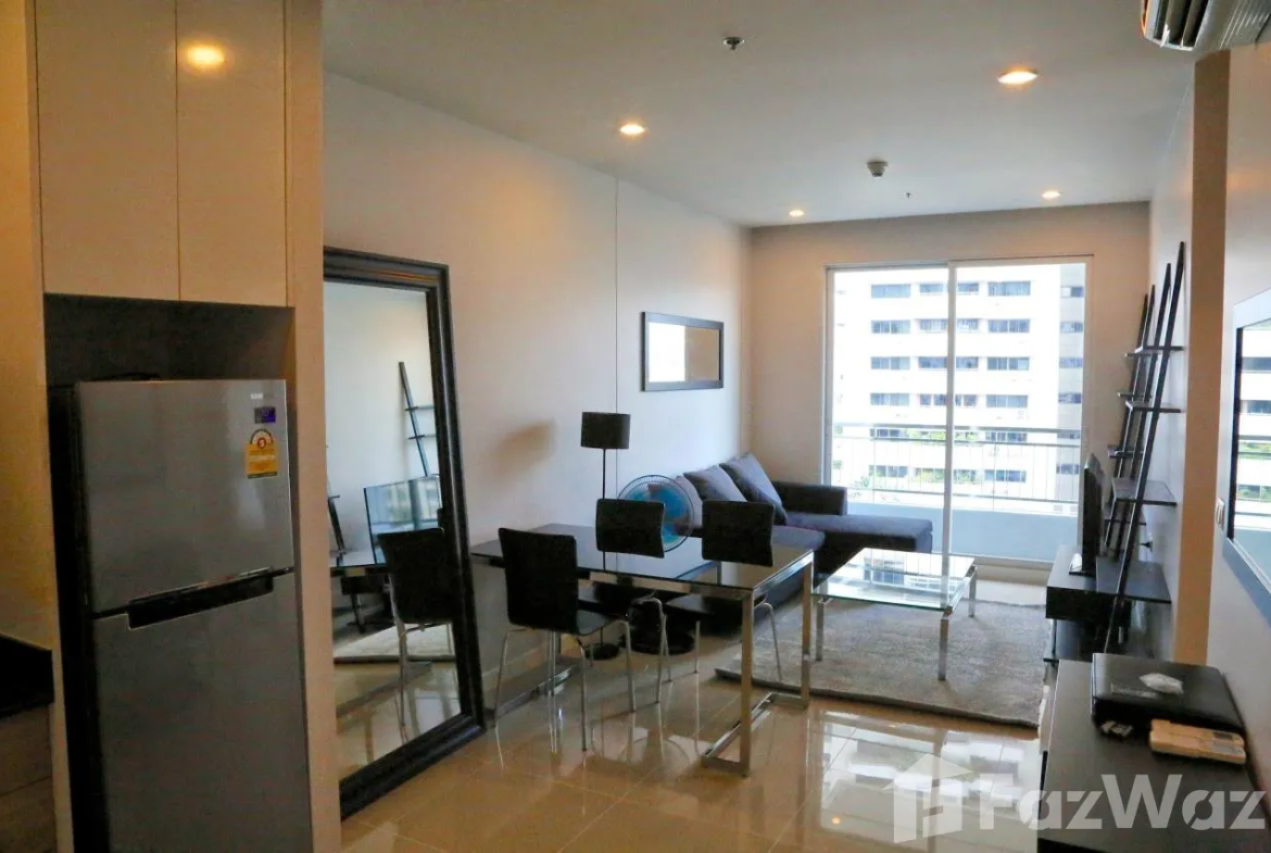 Spacious 1-Bedroom, 1-Bathroom condo at Circle Petchaburi. 47 sqm. For sale at 4,700,000 THB. Convenient location with premium amenities. Schedule a viewing today!