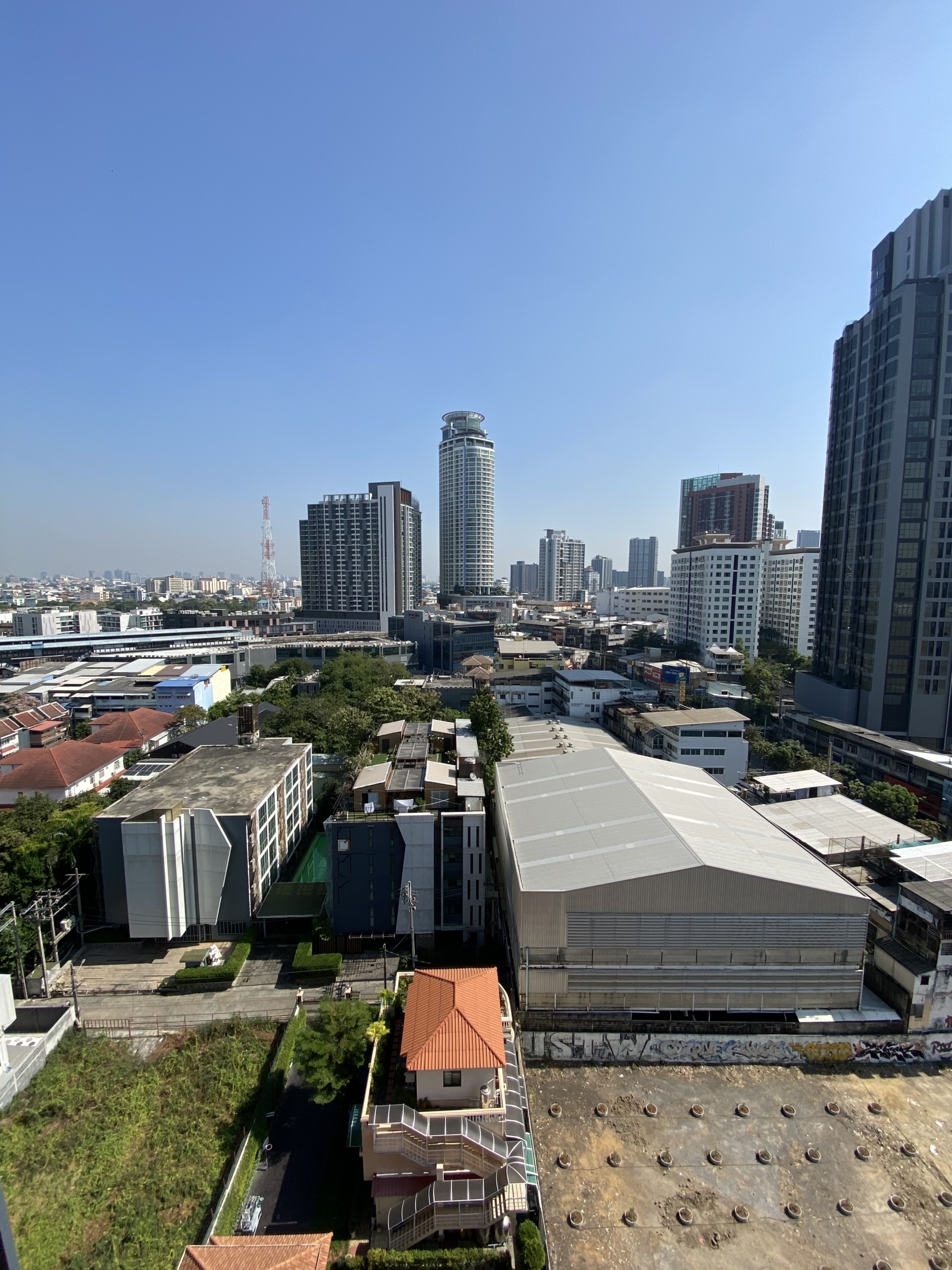Fully furnished 1-bed 1-bath 35 sqm condo at Ideo Sukhumvit Rama 4 for rent at THB 24,000/month. Prime location near Phra Khanong BTS.