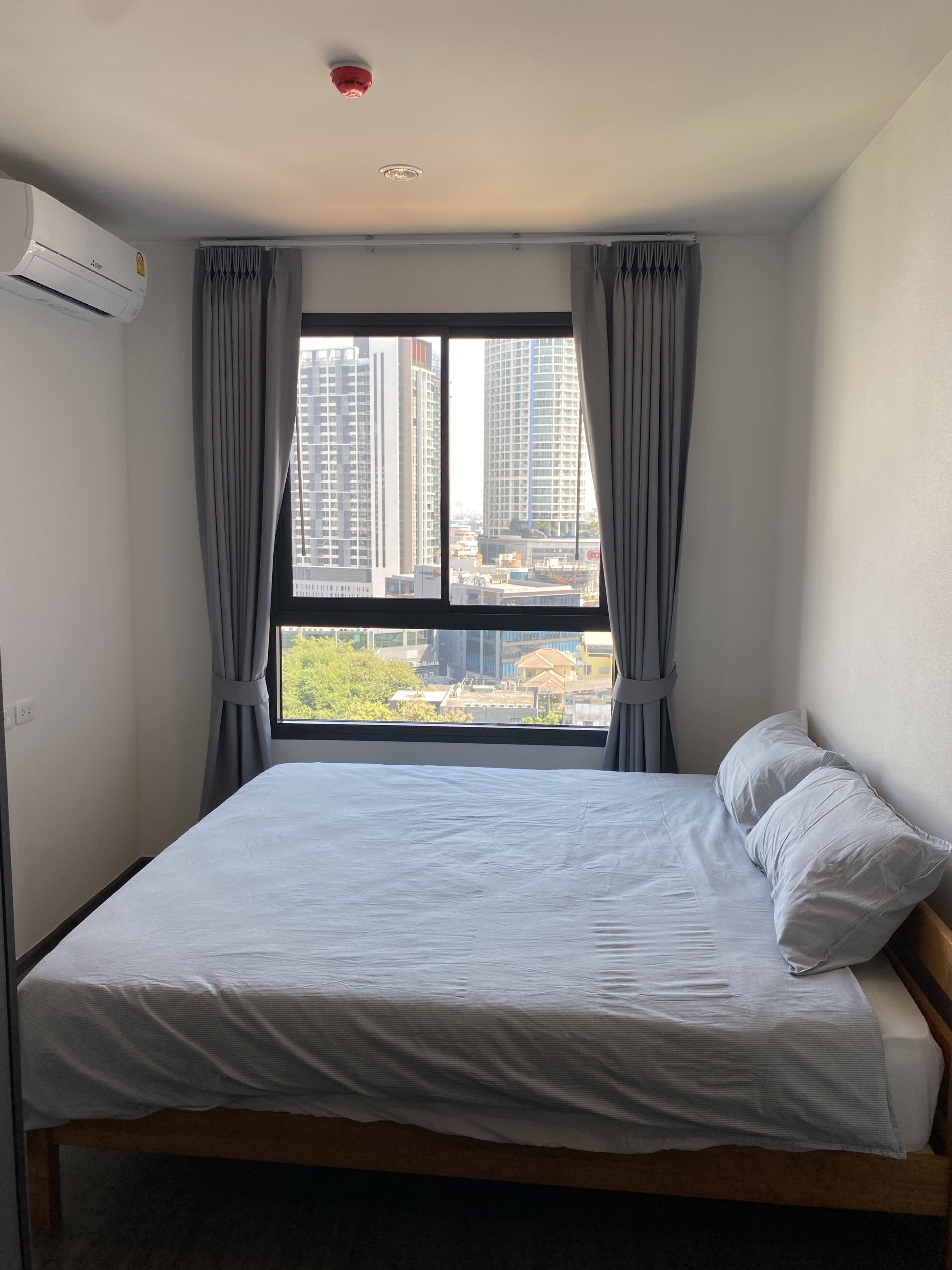 Fully furnished 1-bed 1-bath 35 sqm condo at Ideo Sukhumvit Rama 4 for rent at THB 24,000/month. Prime location near Phra Khanong BTS.