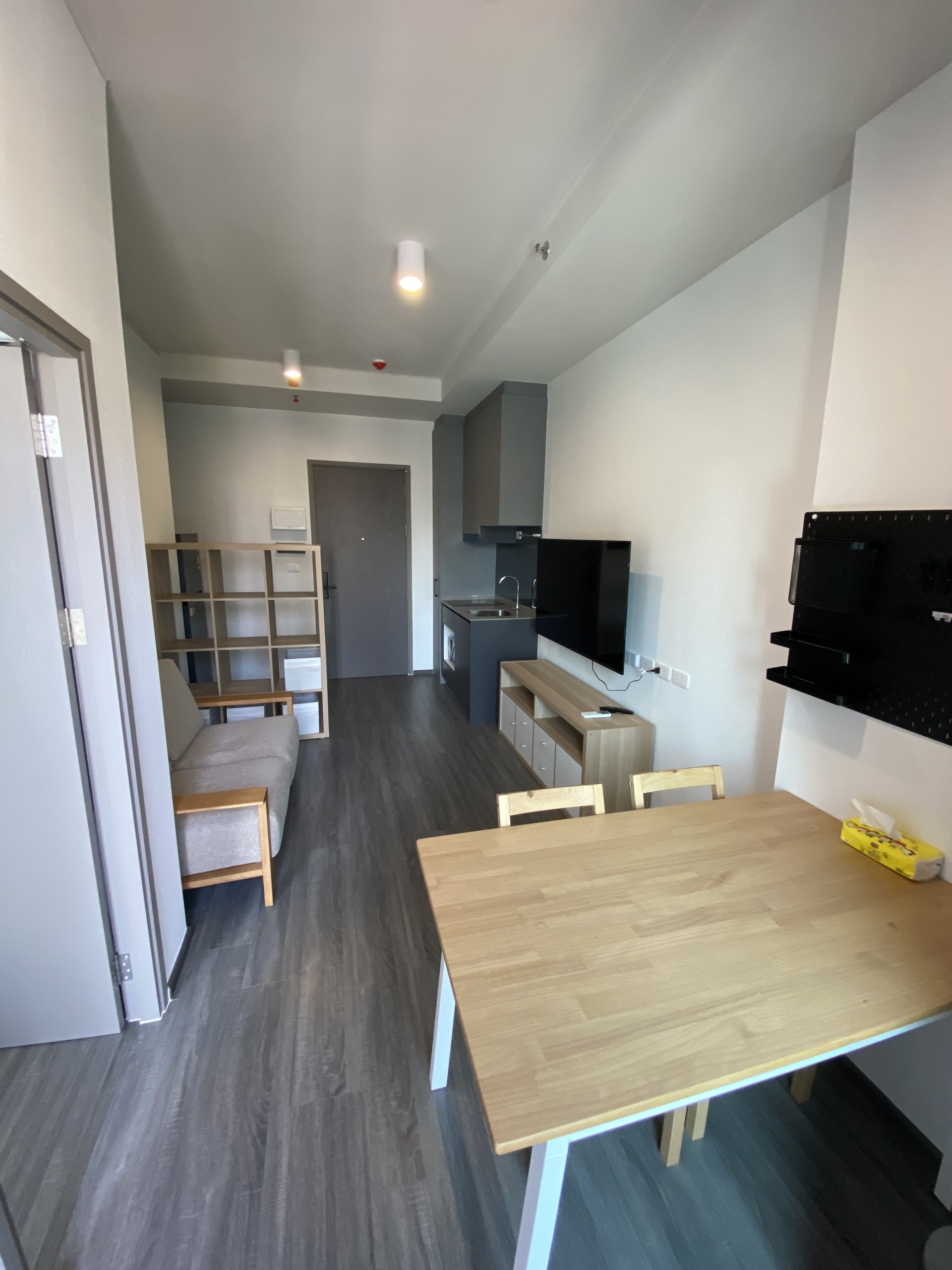 Fully furnished 1-bed 1-bath 35 sqm condo at Ideo Sukhumvit Rama 4 for rent at THB 24,000/month. Prime location near Phra Khanong BTS.