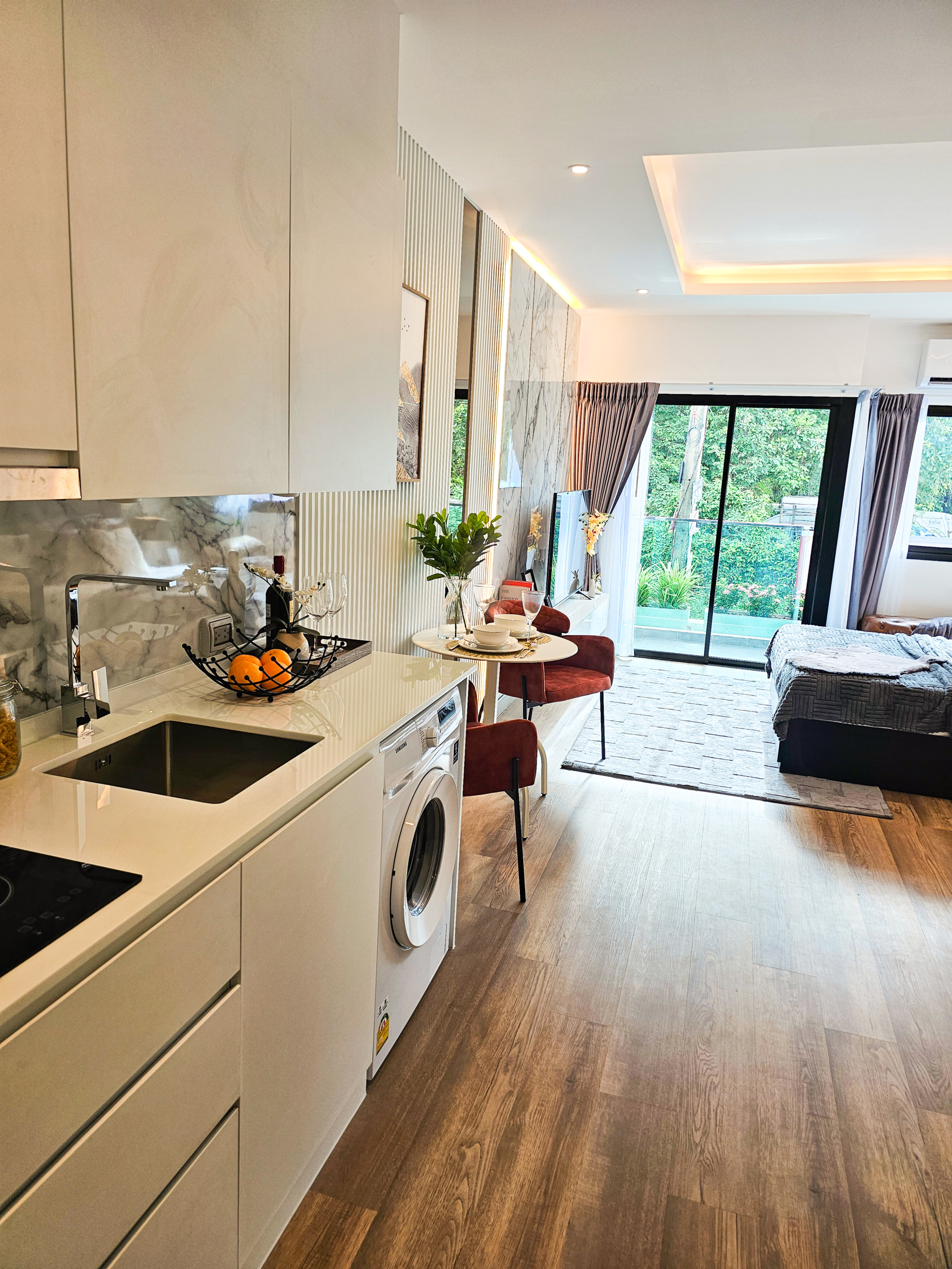 Luxury studio 30.15 SQM at Siam Oriental Oasis for sale 4.11M THB. Prime Pratumnak Hill location, pool, sauna, gym. Great for living or investment!