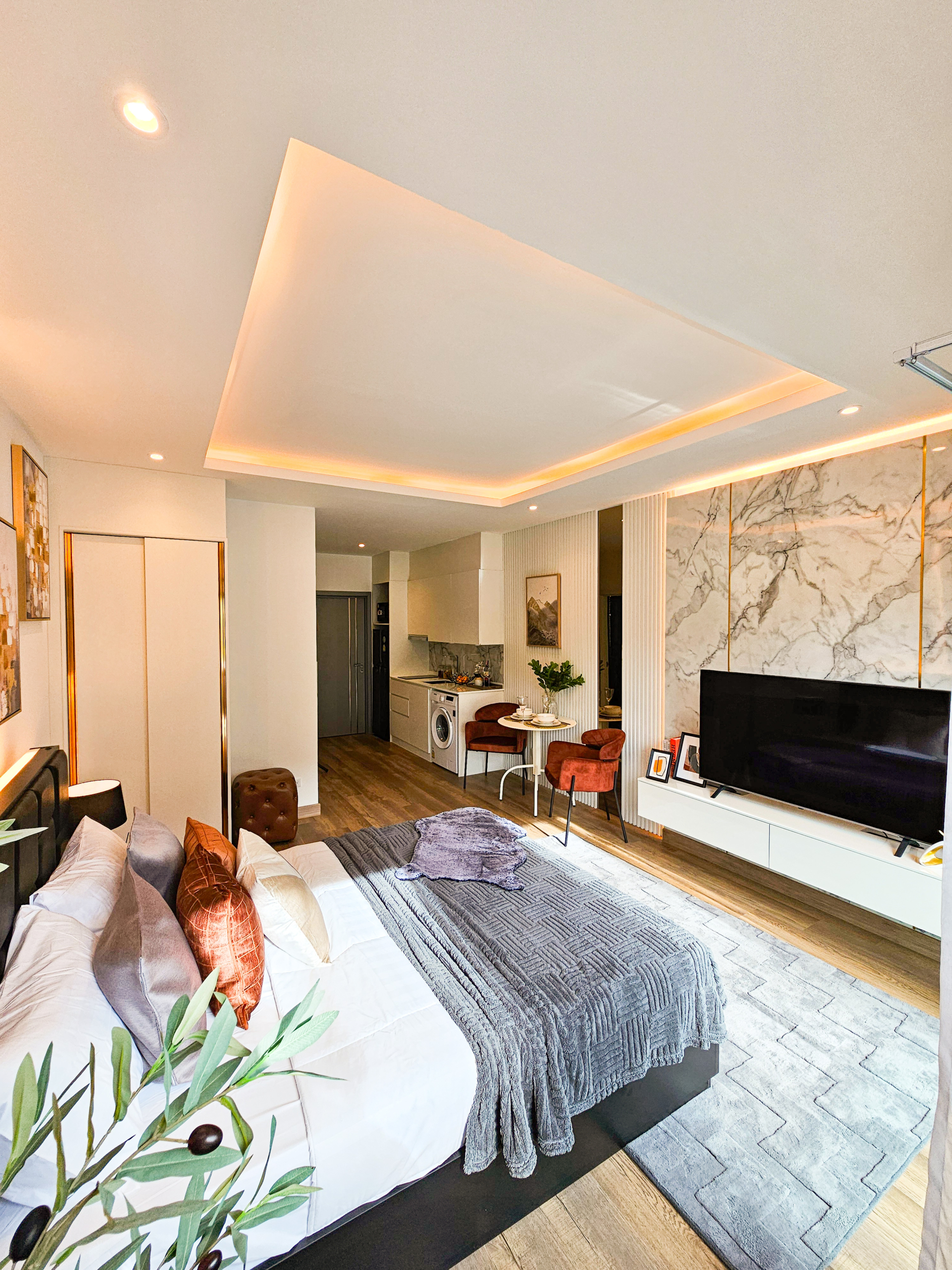 Luxury studio 30.15 SQM at Siam Oriental Oasis for sale 4.11M THB. Prime Pratumnak Hill location, pool, sauna, gym. Great for living or investment!