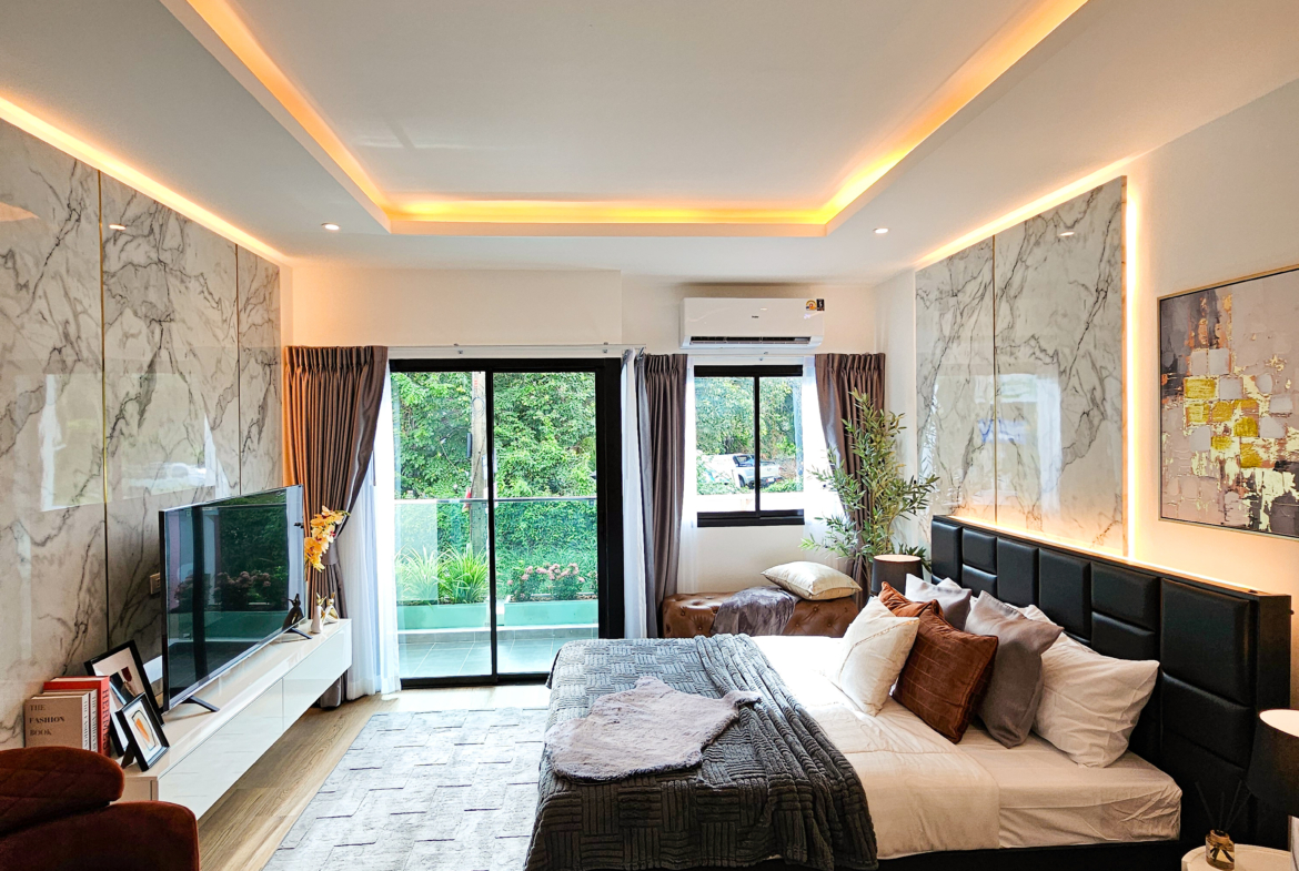 Luxury studio 30.15 SQM at Siam Oriental Oasis for sale 4.11M THB. Prime Pratumnak Hill location, pool, sauna, gym. Great for living or investment!