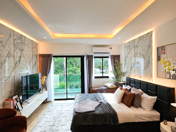 Luxury studio 30.15 SQM at Siam Oriental Oasis for sale 4.11M THB. Prime Pratumnak Hill location, pool, sauna, gym. Great for living or investment!
