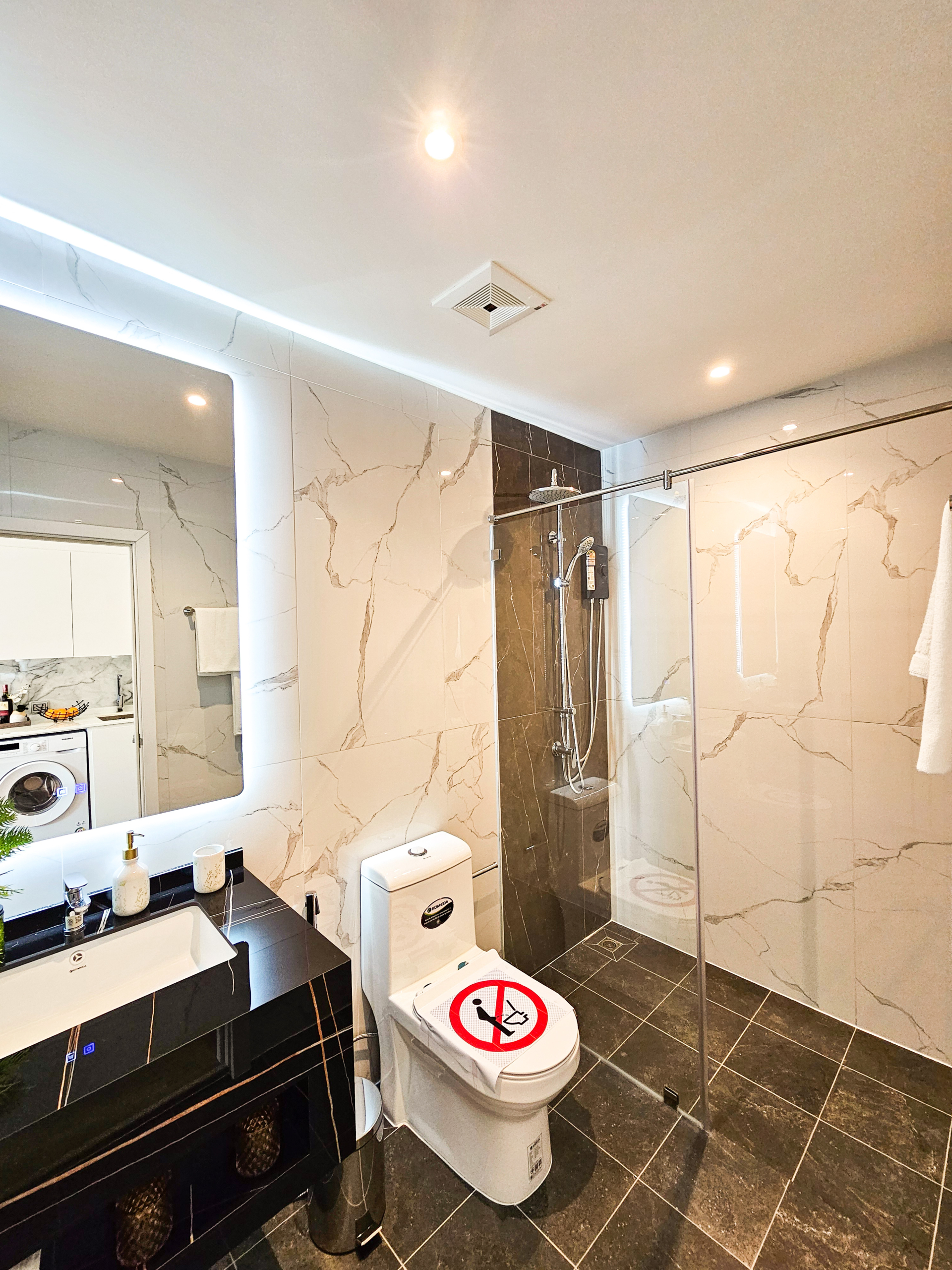 Luxury studio 30.15 SQM at Siam Oriental Oasis for sale 4.11M THB. Prime Pratumnak Hill location, pool, sauna, gym. Great for living or investment!