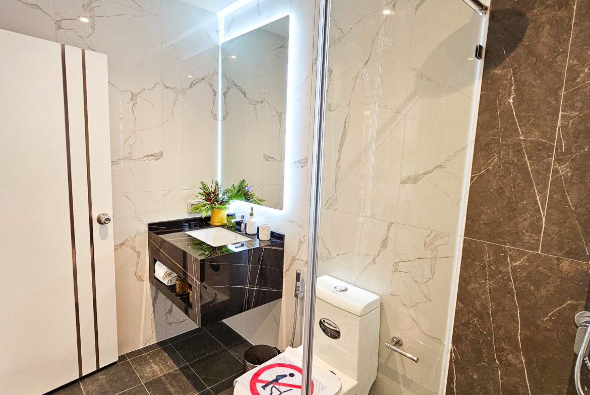 Luxury studio 30.15 SQM at Siam Oriental Oasis for sale 4.11M THB. Prime Pratumnak Hill location, pool, sauna, gym. Great for living or investment!