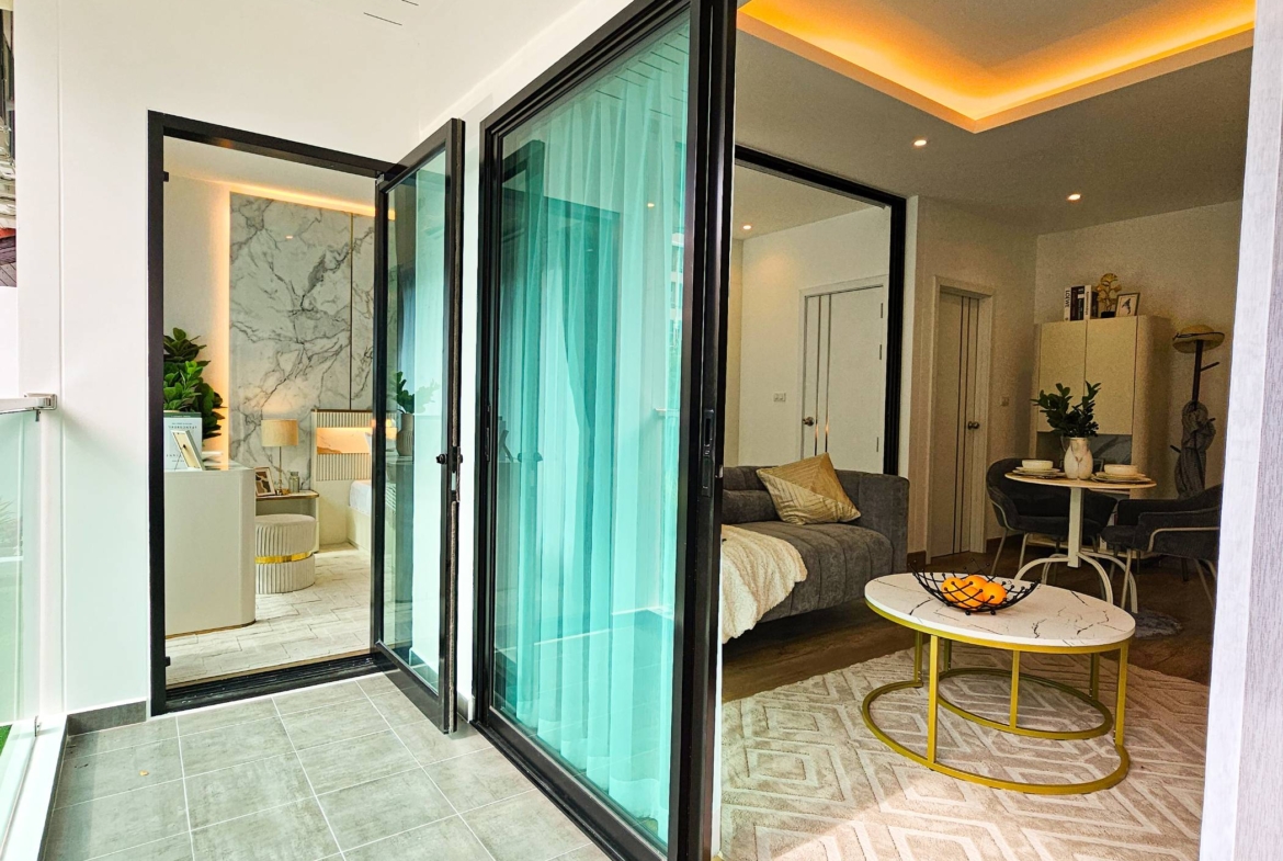 Luxury 1-bedroom 48.22 SQM condo at Siam Oriental Oasis for sale 6.06M THB. Prime Pratumnak Hill location, pool, sauna, gym. Great for living or investment!