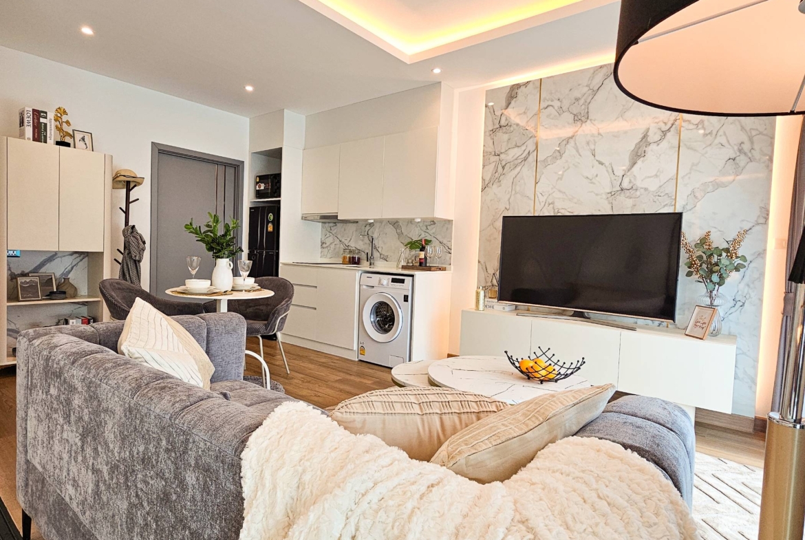 Luxury 1-bedroom 48.22 SQM condo at Siam Oriental Oasis for sale 6.06M THB. Prime Pratumnak Hill location, pool, sauna, gym. Great for living or investment!