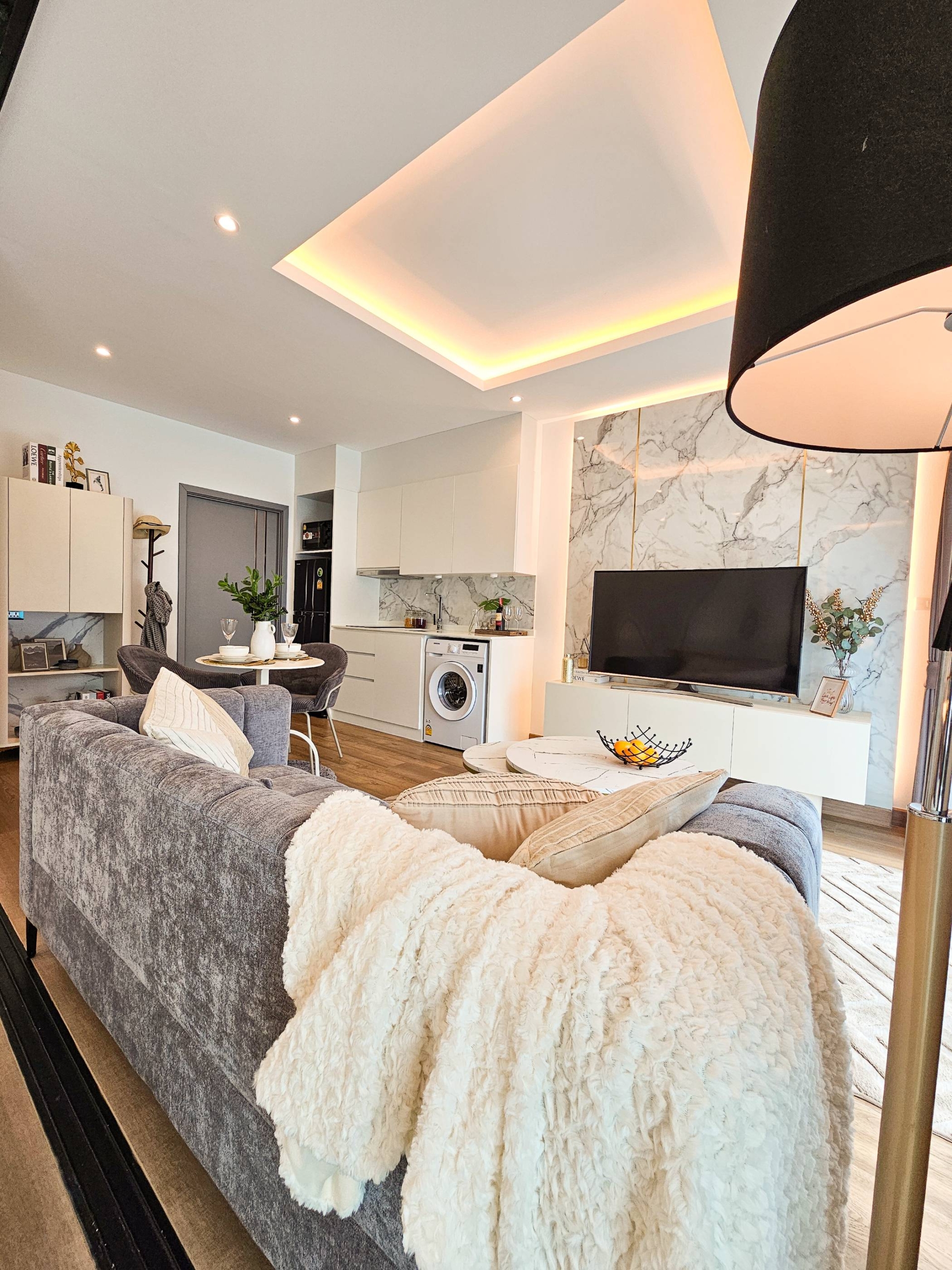 Luxury 1-bedroom 48.22 SQM condo at Siam Oriental Oasis for sale 6.06M THB. Prime Pratumnak Hill location, pool, sauna, gym. Great for living or investment!