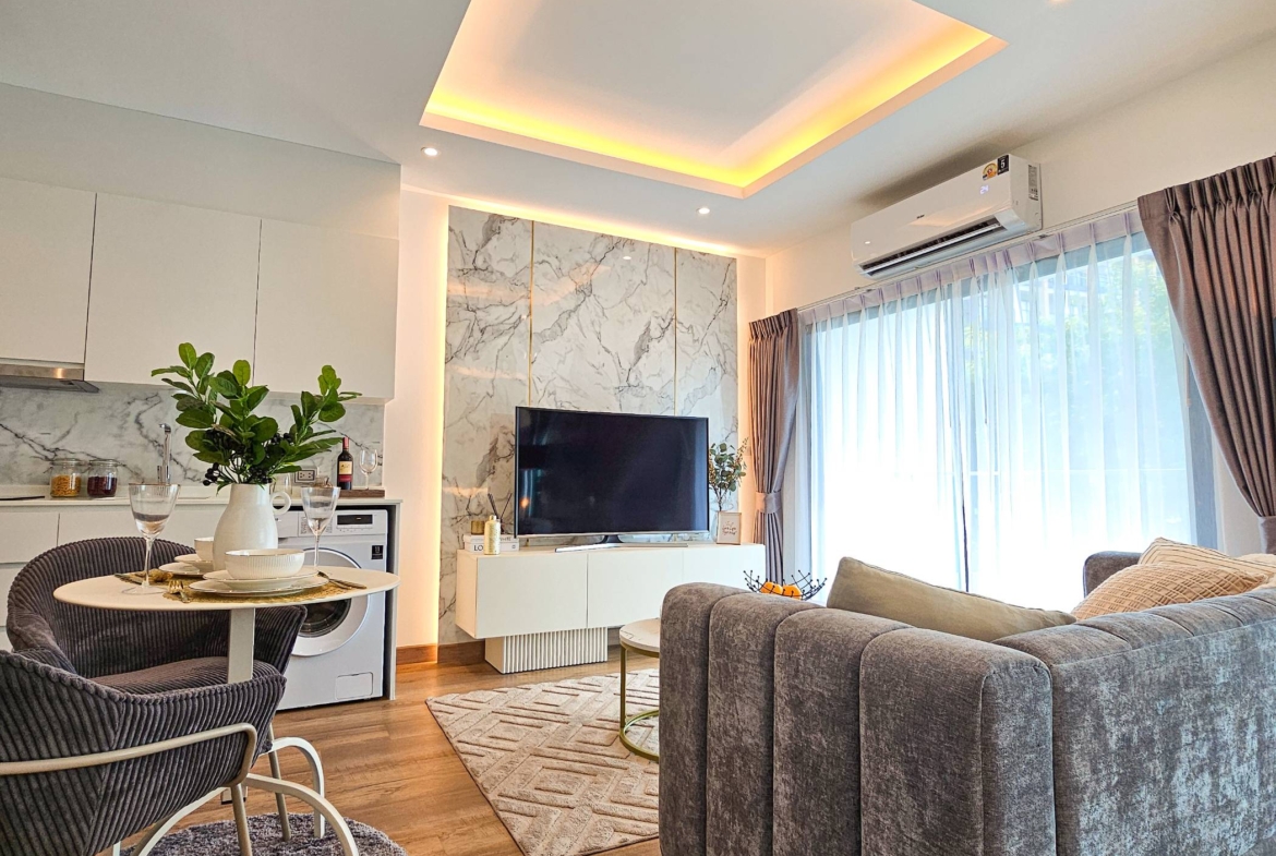 Luxury 1-bedroom 48.22 SQM condo at Siam Oriental Oasis for sale 6.06M THB. Prime Pratumnak Hill location, pool, sauna, gym. Great for living or investment!