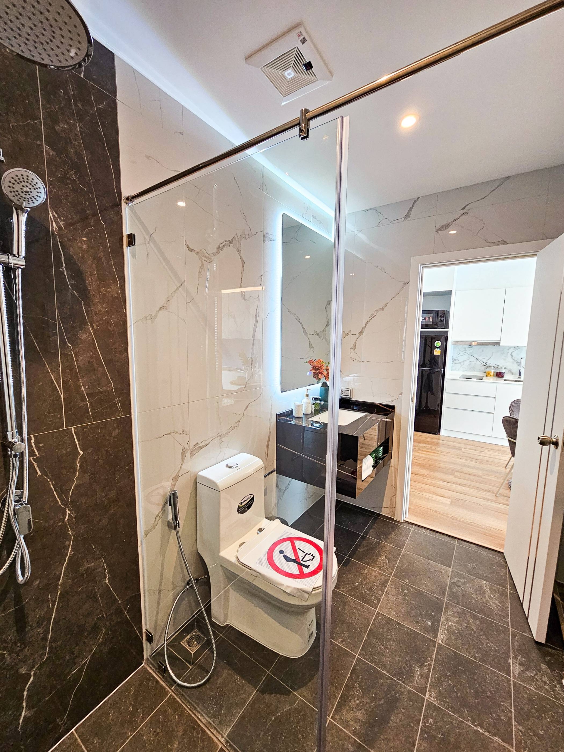 Luxury 1-bedroom 48.22 SQM condo at Siam Oriental Oasis for sale 6.06M THB. Prime Pratumnak Hill location, pool, sauna, gym. Great for living or investment!