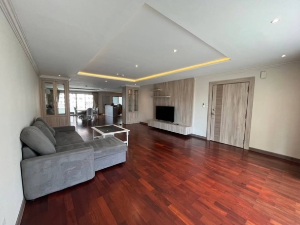 Spacious 3-bed 3-bath 250 sqm condo at Regent on the Park 1, pet-friendly, fully renovated, near BTS Phrom Phong, for rent at 65,000 THB monthly.