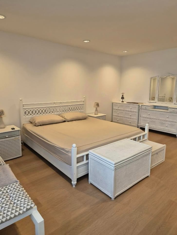 Spacious pet-friendly 3-bedroom, 200 sqm condo at D.S. Tower 1 Sukhumvit 33 for rent at 80,000 THB/month. Prime Sukhumvit location near BTS Phrom Phong.