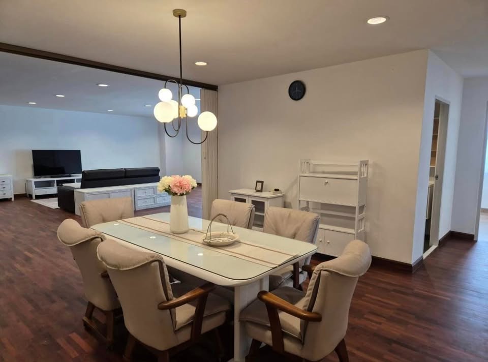Spacious pet-friendly 3-bedroom, 200 sqm condo at D.S. Tower 1 Sukhumvit 33 for rent at 80,000 THB/month. Prime Sukhumvit location near BTS Phrom Phong.